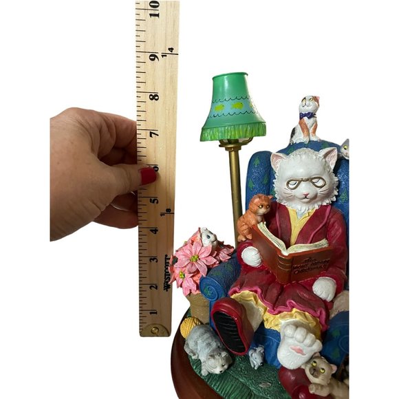 Cat reading to kittens Christmas - Picture 4 of 6